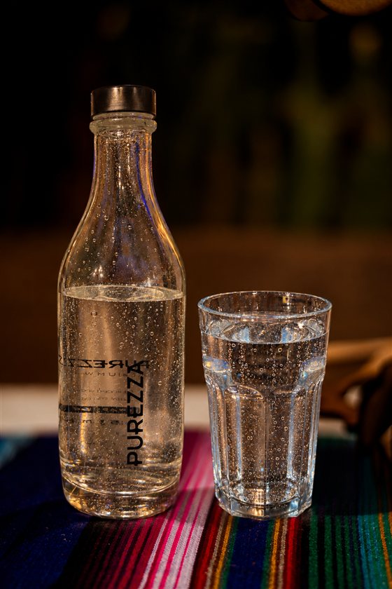 Agua premium con gas servida en vaso