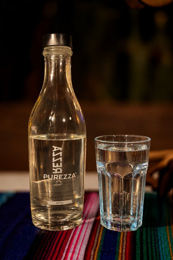 Agua premium sin gas servida en vaso